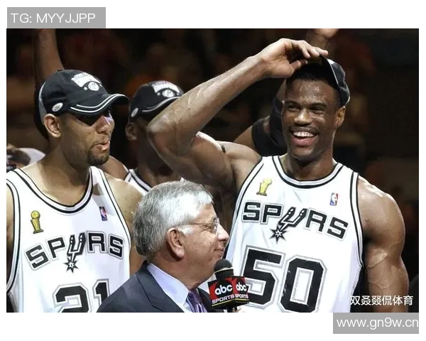 英超阿史东维拉的主教练：球队战术与领导力分析