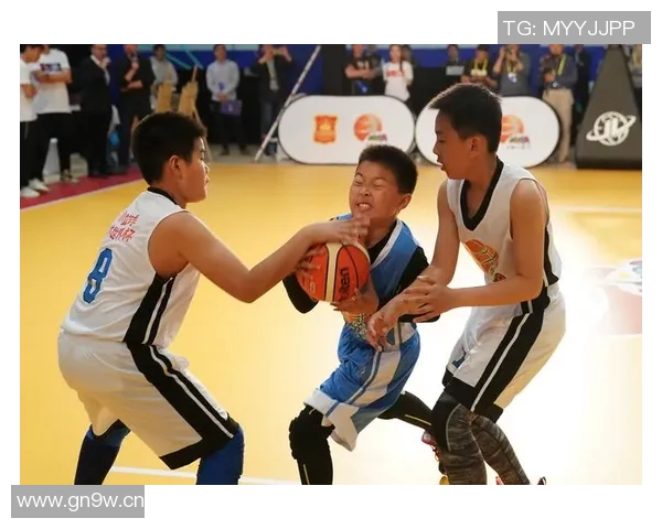 中场休息时的精彩瞬间：球员调整策略与观众互动的独特体验